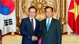 PM Nguyen Tan Dung received former President of the Republic of Korea (RoK) Lee Myung-bak